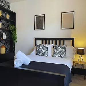  Holiday home The Church House - 3 Bedroom House + Free Parking